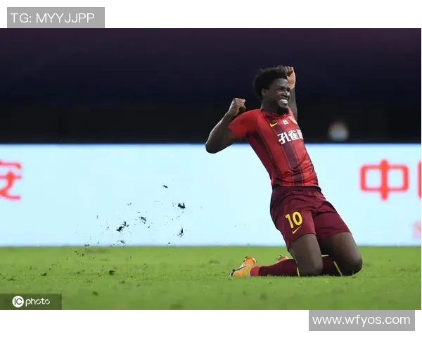 足球明星滑跪庆祝瞬间解析展现激情与荣耀的完美结合 足球明星滑跪庆祝瞬间解析展现激情与荣耀的完美结合